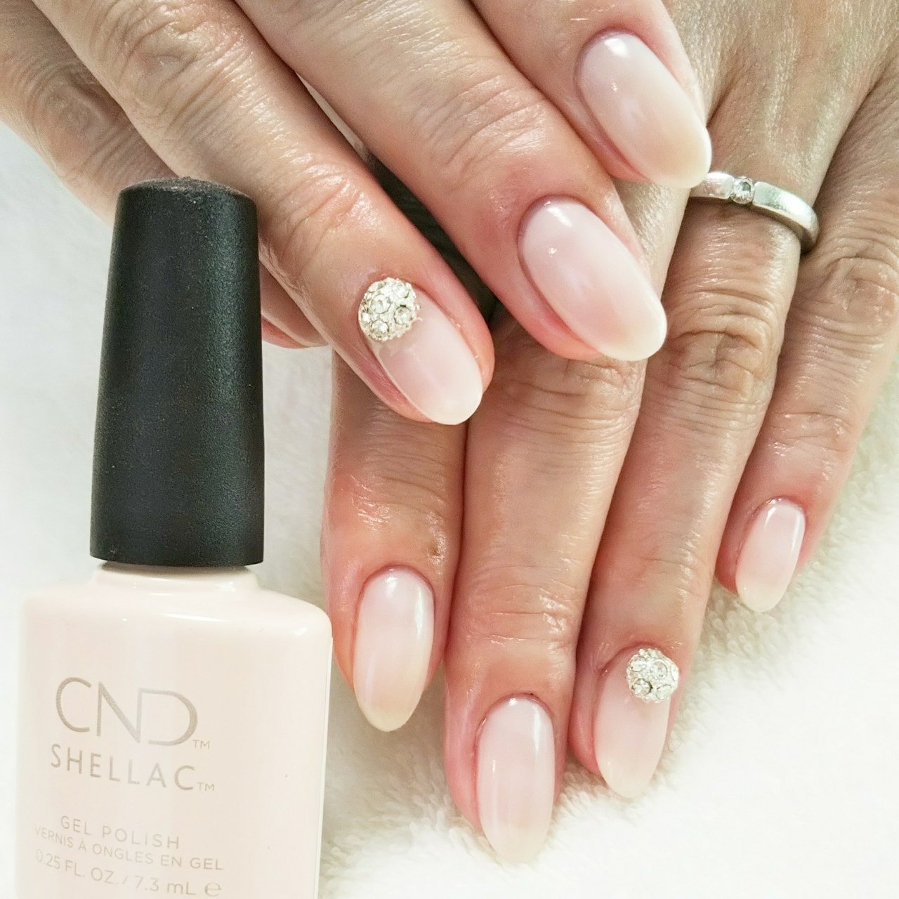 オールシーズン ハンド シンプル ビジュー ワンカラー シェラックネイル専門店 S のネイルデザイン No ネイルブック