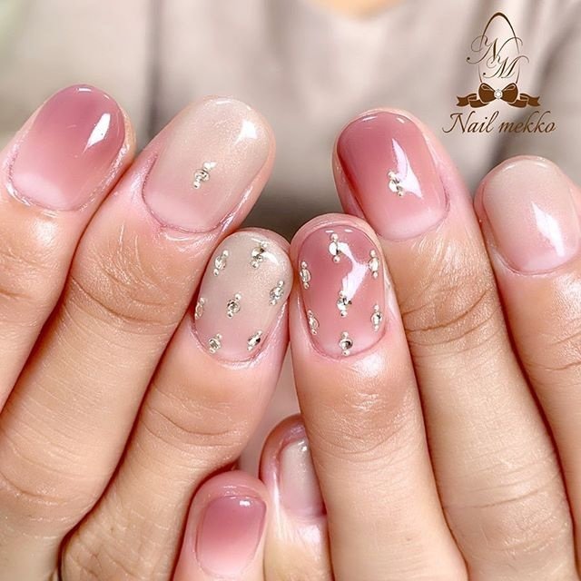 ハンド シンプル グラデーション ビジュー ベージュ Nail Mekkoのネイルデザイン No ネイルブック