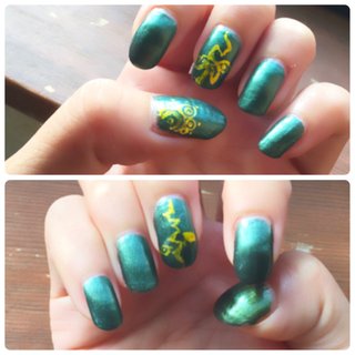 metallic green nail ベースカラーにmcマニキュア メタリックグリーン（3coins）を塗る。
左右 中指と左 親指にsigunoペン ゴールドで
手描きで適当にデザインを描く。
トップコートを塗り完成。
#秋 #ハンド #セルフネイル #ワンカラー #冬 #ミディアム #nail #グリーン #メタリック #ゴールド #マニキュア #秋色 #ジオメトリック #セルフ #gold #簡単 #signoペン #green #プチプラ #手描きアート #秋 #冬 #ハンド #シンプル #ワンカラー #幾何学模様 #ミディアム #グリーン #ゴールド #メタリック #マニキュア #セルフネイル #10305 #ネイルブック