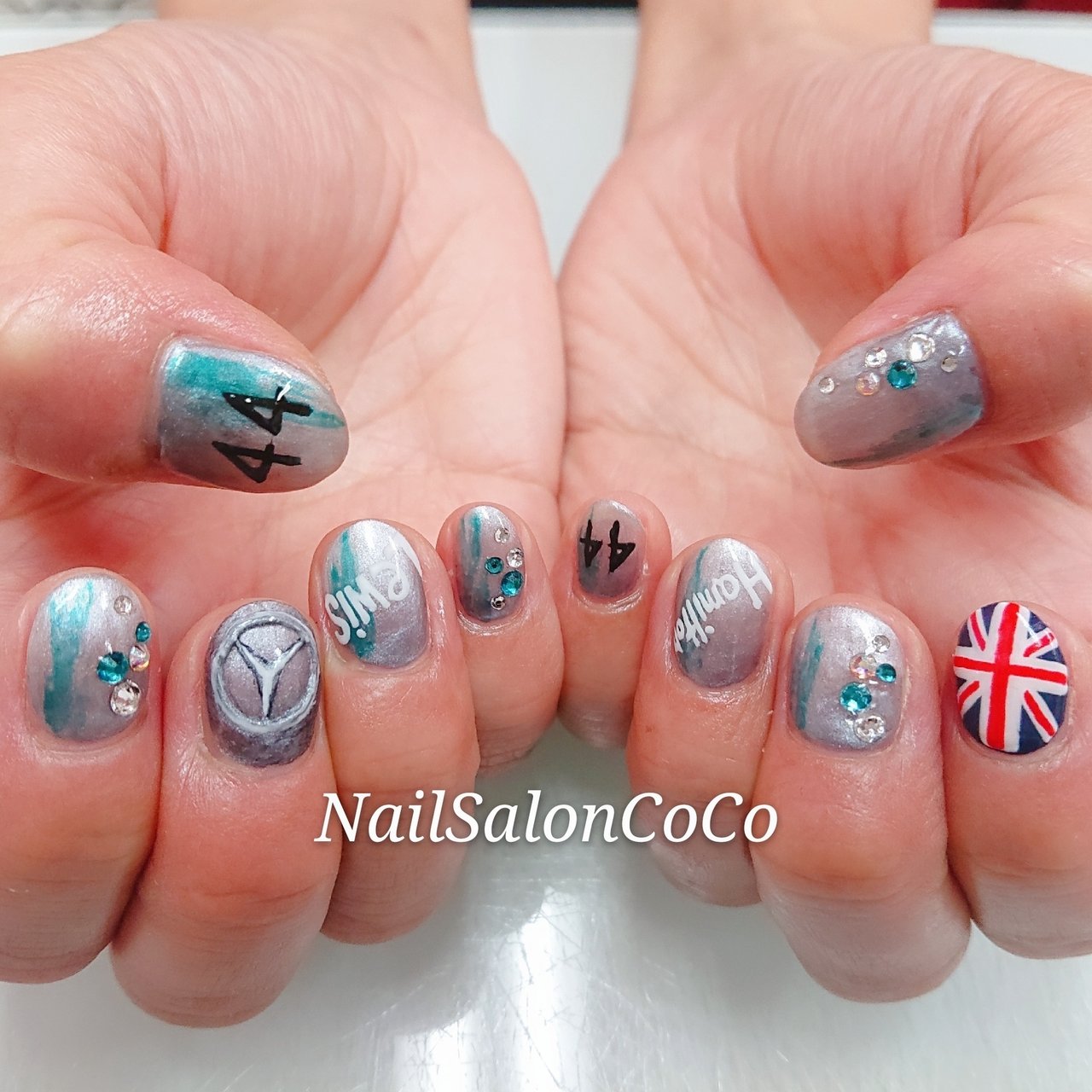 オールシーズン ハンド グラデーション イニシャル 国旗 Nailsaloncocoのネイルデザイン No ネイルブック