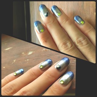 silver blue gradation nail 
（4枚目の写真の左側シルバーを①、
右側のラメブルーを②とします）
①をベースカラーで全指に塗る
②を使用し爪先を濃くしたかったので
先にフレンチのように爪先に塗り
その後その上から②を付けたスポンジで
グラデーションを作る。
両中指以外の爪の根元に
黄色い丸型ラインストーンを付ける。
両中指根元に玉虫色のビジューと、
四角黄色いストーンを適当に配置して付けて
完成。
#ハンド #nail #ミディアム #オールシーズン #ラメ #ビジュー #グラデーション #メタリック #シルバー #セルフネイル #ブルー #簡単 #マニキュア #gradation #セルフ # #オールシーズン #ハンド #グラデーション #ビジュー #ミディアム #ブルー #シルバー #メタリック #マニキュア #セルフネイル #10305 #ネイルブック