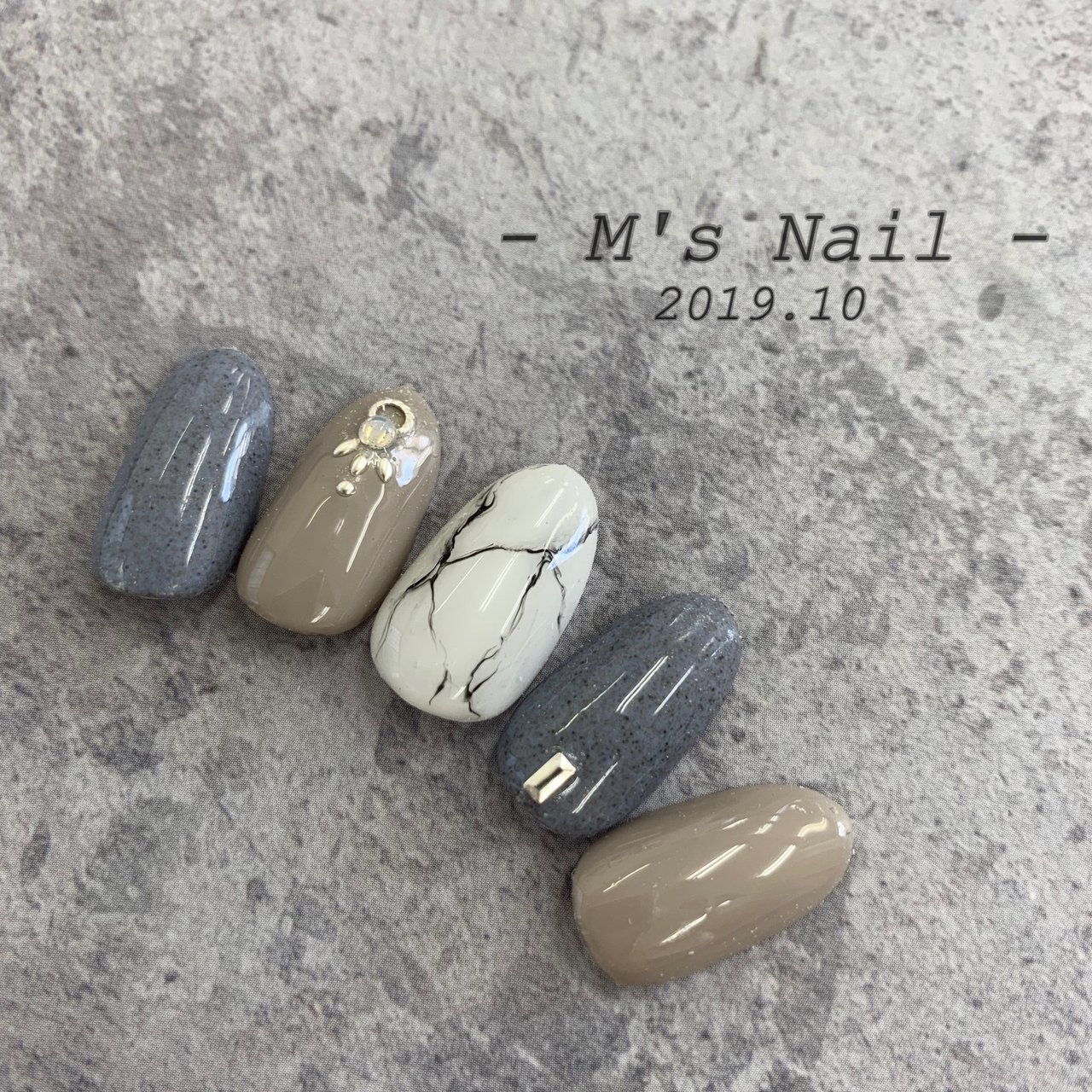 ハンド 大理石 ホワイト ネイビー グレージュ M S Nailのネイルデザイン No ネイルブック