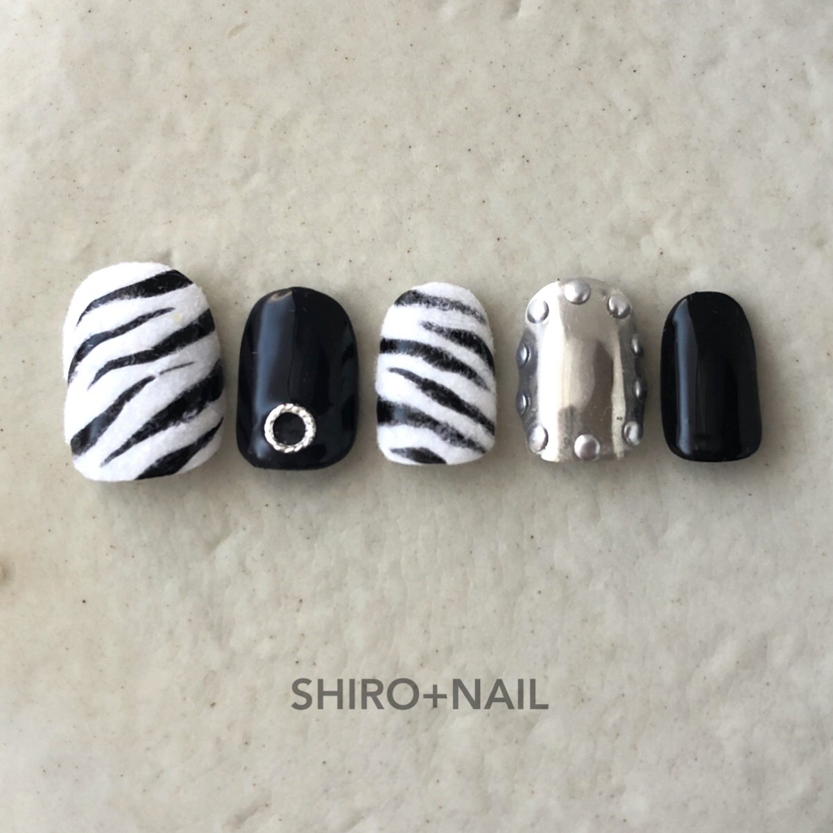 秋 冬 アニマル柄 ブラック メタリック Shiro Nailのネイルデザイン No ネイルブック