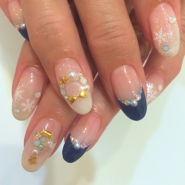 クリスマス ハンド ベージュ ブルー ジェル Nailsalonnoaのネイルデザイン No ネイルブック