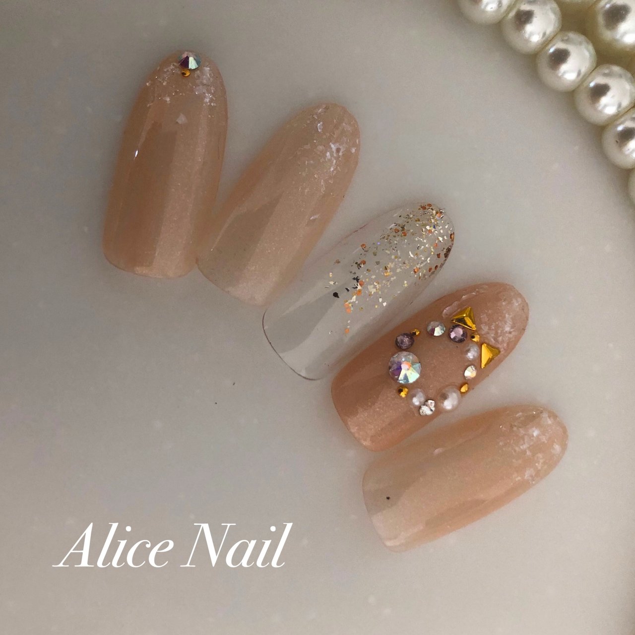 冬 クリスマス ハンド ベージュ ゴールド Alicenailのネイルデザイン No ネイルブック