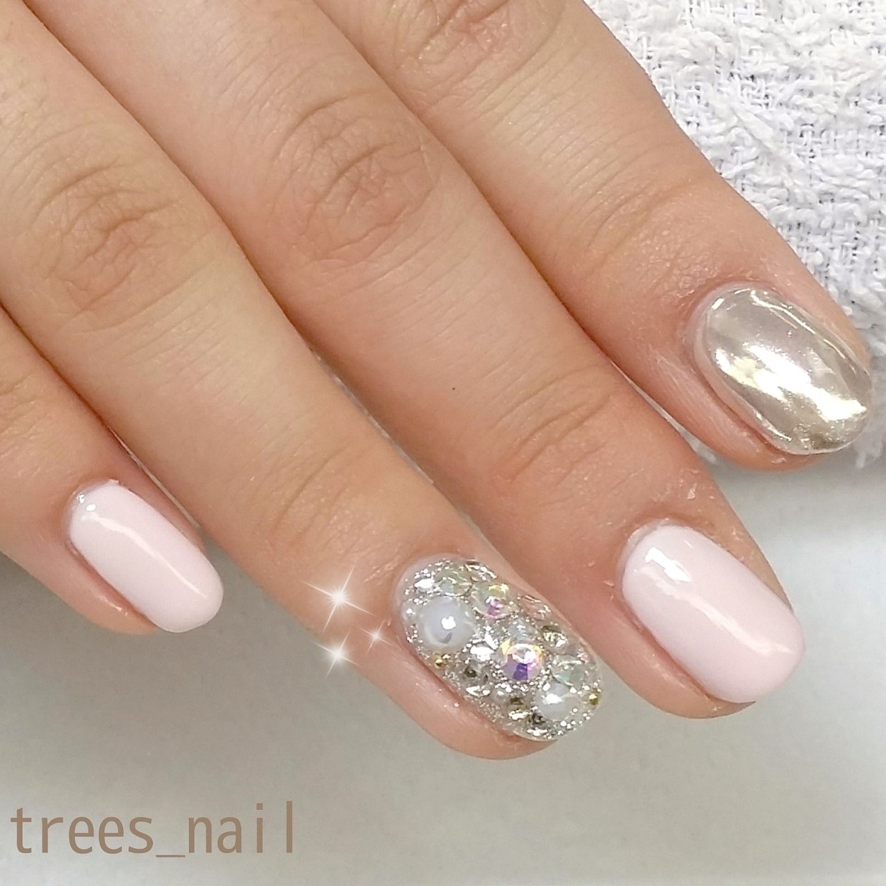 春 オールシーズン ハンド ワンカラー ビジュー Trees Nailのネイルデザイン No ネイルブック