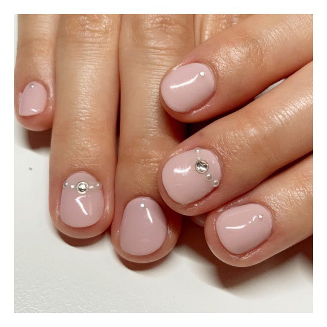 ブライダル ハンド シンプル ビジュー ショート シンプルネイルサロン チアリーのネイルデザイン No ネイルブック