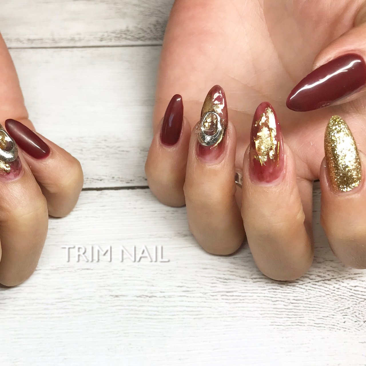 オールシーズン ハンド ニュアンス ボルドー ゴールド Trim Nailのネイルデザイン No 433 ネイルブック