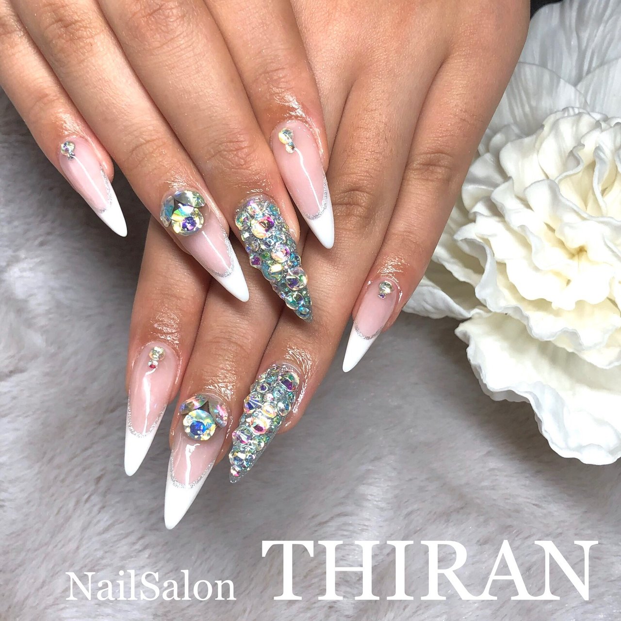 オールシーズン ハンド フレンチ ラメ ビジュー Nailsalon Thiranのネイルデザイン No ネイルブック
