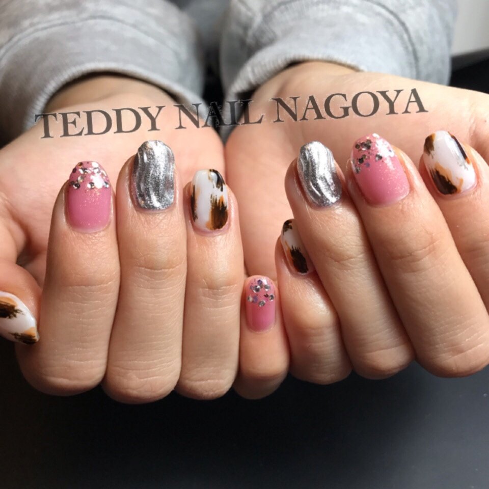 ハンド ミディアム ピンク シルバー モノトーン Teddy Nail Nagoyaのネイルデザイン No ネイルブック