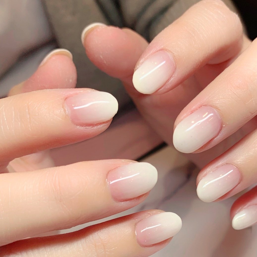 オールシーズン ハンド グラデーション ホワイト ベージュ 小さなサロンnail Sabotのネイルデザイン No ネイルブック