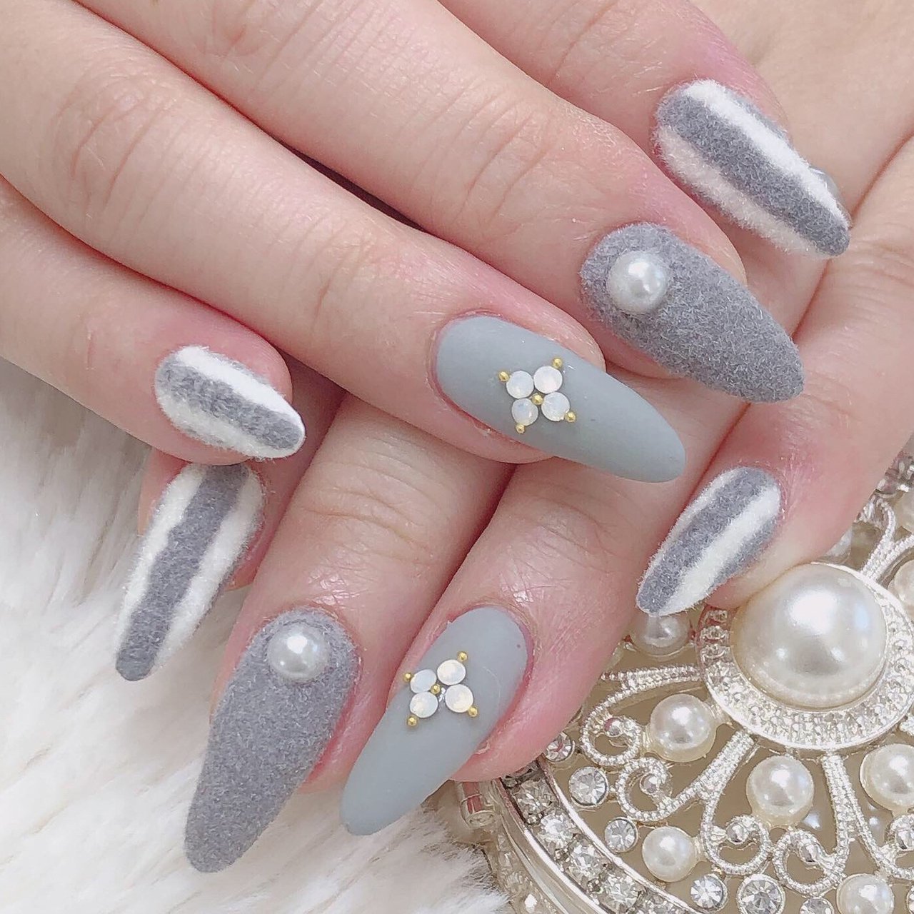 冬 ハンド ロング ホワイト グレー Nail Salon Rose 56のネイルデザイン No ネイルブック