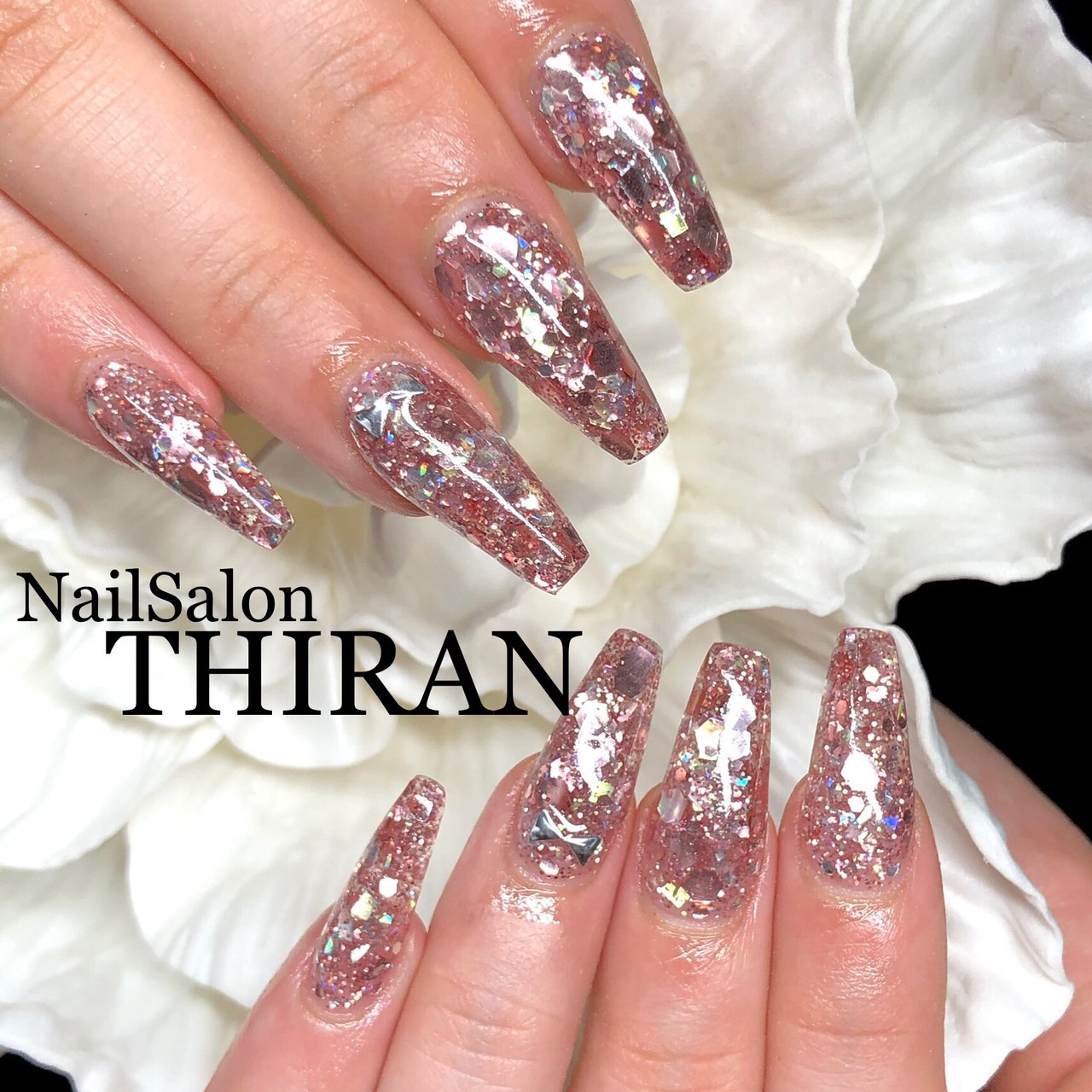 オールシーズン ハンド シンプル ホログラム ラメ Nailsalon Thiranのネイルデザイン No ネイルブック