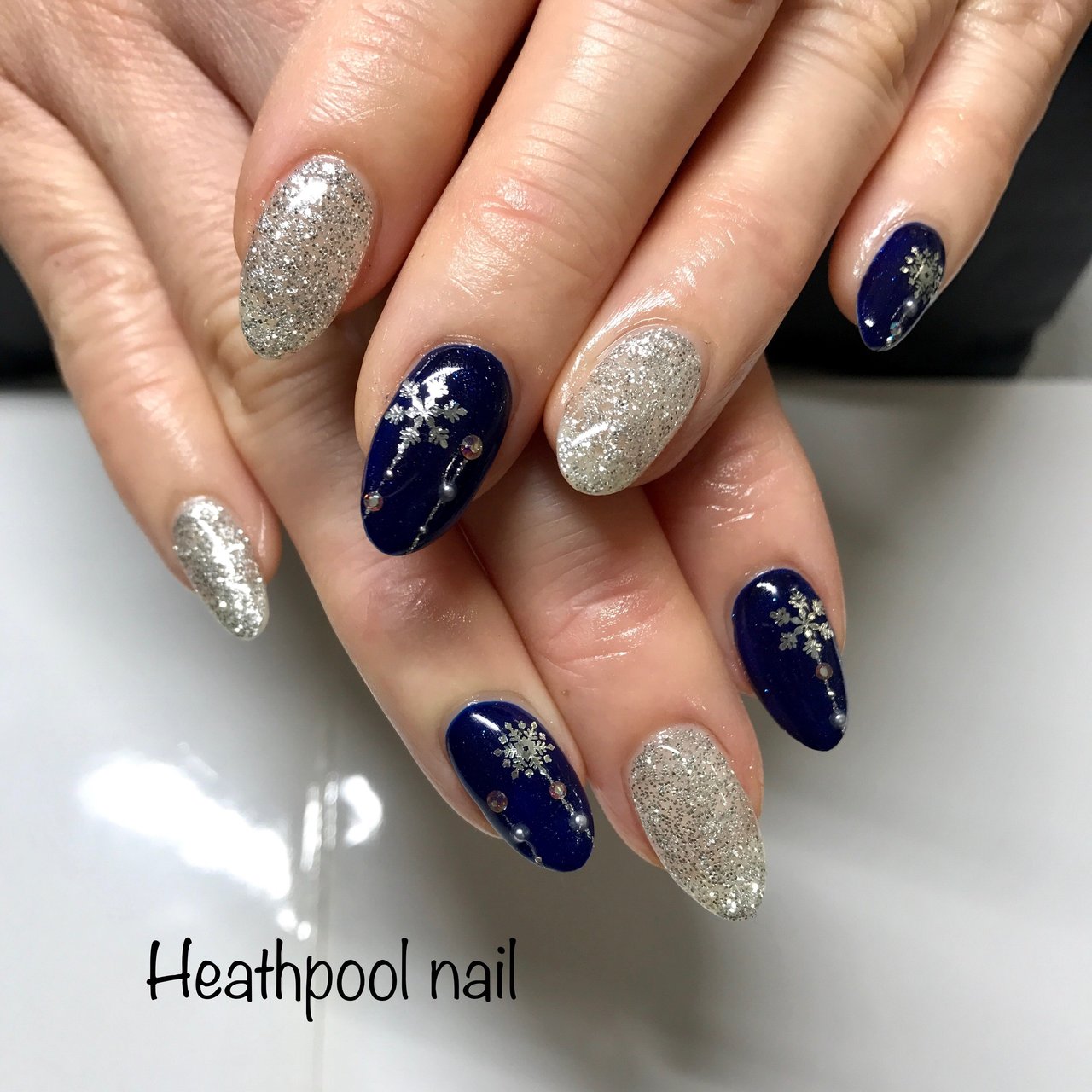 ハンド ラメ パール 雪の結晶 ネイビー Heathpoolnailのネイルデザイン No ネイルブック