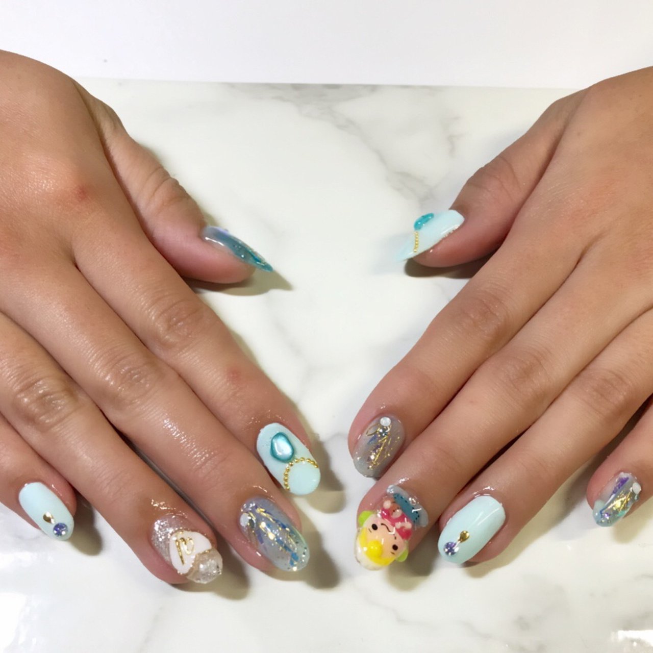 オールシーズン ラメ ビジュー ハート イニシャル Nail Room Amery のネイルデザイン No ネイルブック