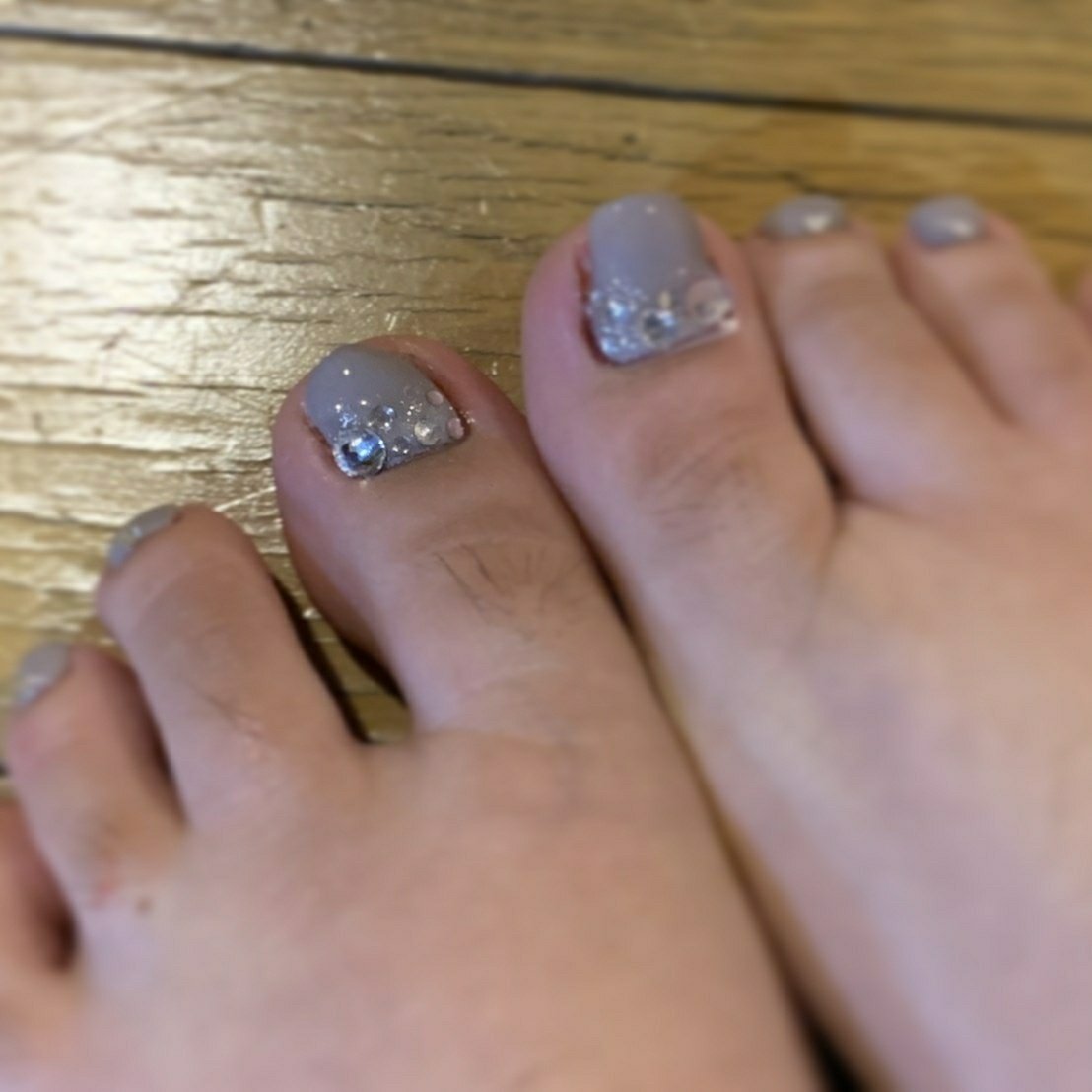 オールシーズン フット ラメ グレー シルバー Cafe Nail 響のネイルデザイン No 430 ネイルブック