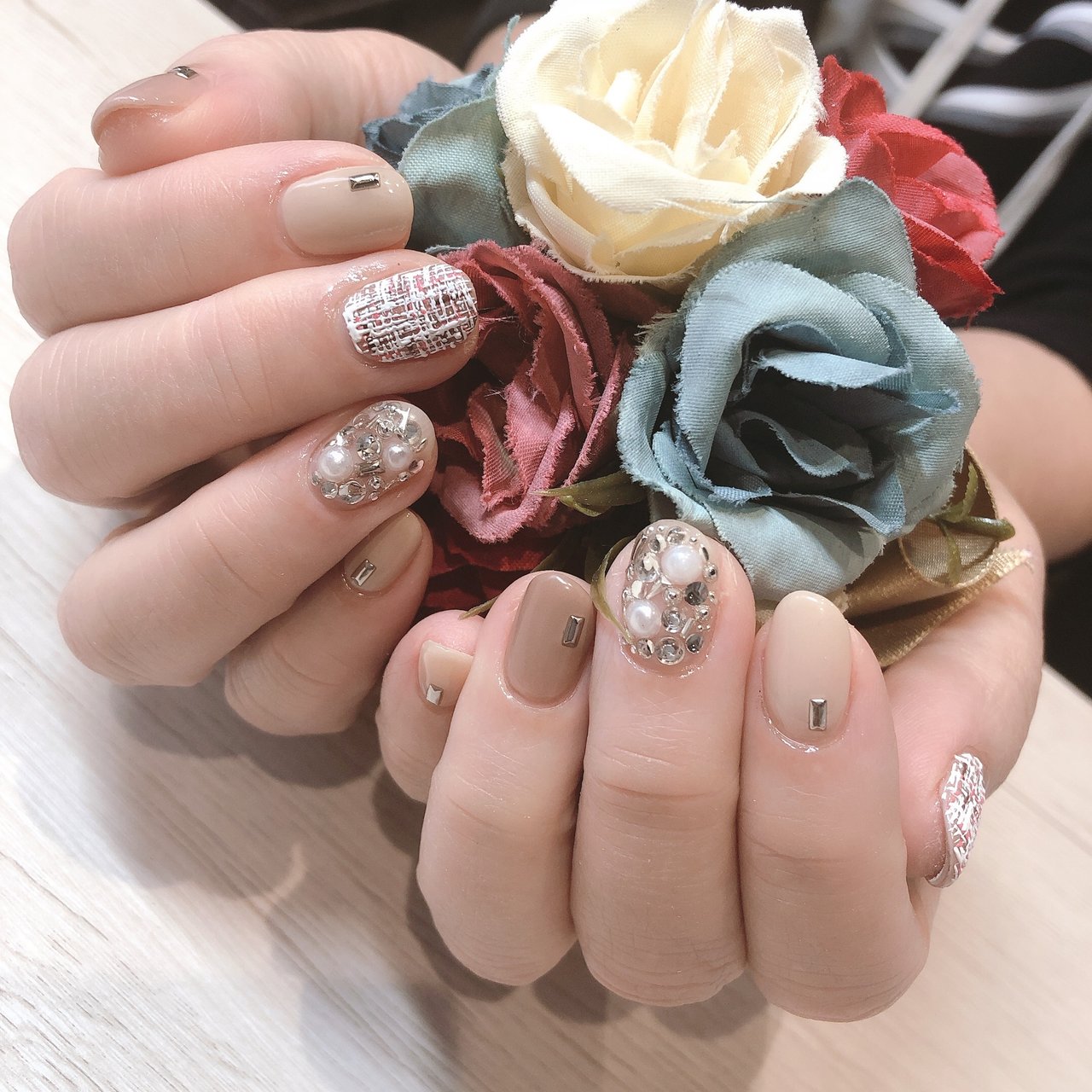 ハンド ワンカラー ビジュー ツイード ベージュ Drop Nailのネイルデザイン No ネイルブック