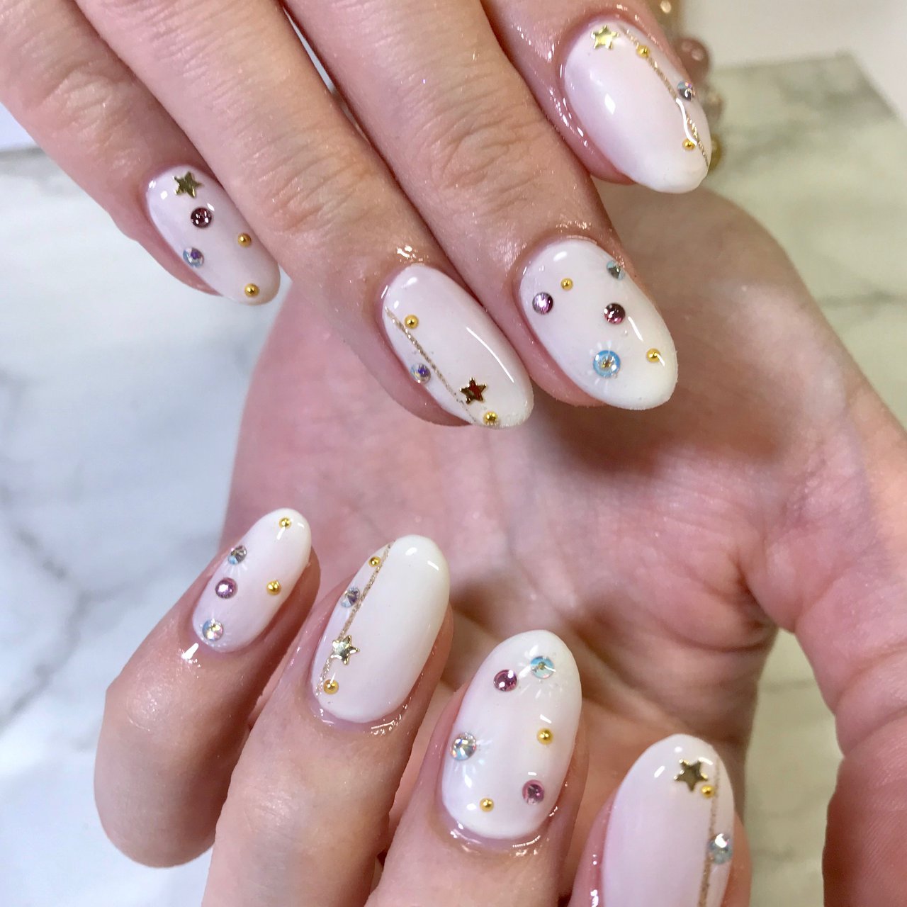 冬 クリスマス オフィス シンプル ビジュー Nail Room Amery のネイルデザイン No ネイルブック