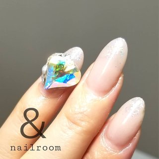 ハートのスワロフスキー💎.◌* bigビジュー💓

人気の3Dビジューネイル
小さいものもございます！
大きさも選べますので
ちょっとしたアクセサリー
感覚でつけて頂いてます🥰

こちら、ご予約頂いてからの
取り寄せになりますので
事前に連絡下さい✨

#福井ネイル#ネイルサロン福井#アートし放題#ジェルネイル#ジェリップ取り扱い店#美爪#艶々ワンカラー#綺麗のお手伝いさせてください#nailroomand#お爪のお悩み解決します#kokoist#フットネイル#デコラティブネイル #秋 #冬 #オールシーズン #ハンド #シンプル #グラデーション #ビジュー #ラメ #ロング #クリア #シルバー #ジェルネイル #お客様 #nailroom ＆ #ネイルブック