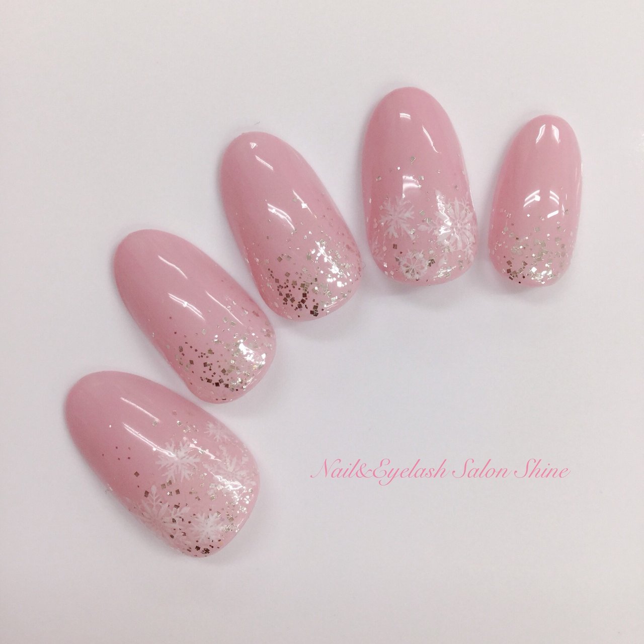 冬 ハンド ラメ 雪の結晶 ピンク Nail Eyelash Salon Shineのネイルデザイン No ネイルブック
