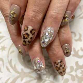 もふもふレオパード .
ビジューネイルと合わせて華やかに💍
.
.
♠︎年末年始のご案内♠︎
12月29日(日)〜1月5日(日)まで、
お正月お休みを頂きます。
よろしくお願いします☺︎
.
＋＋＋＋＋＋＋＋＋＋＋＋＋＋＋
ネイルブックからの
ネット予約が可能になりました☺︎
.
【https://nailbook.jp/nail-salon/15944/】
ご予約・お問い合わせお待ちしております。
.
定額デザインコースもオススメ中♪♪
＋＋＋＋＋＋＋＋＋＋＋＋＋＋＋
.
♠︎♠︎アメブロにてBlog更新中♠︎♠︎
.
ホームページ・Blogは
プロフィールURLからどうぞ♪
http://www.nailsalon-macle.com/
.
.
#nail #naildesign #footnail
#ネイル #ジェルネイル
#ネイルデザイン 
#竹の山 #日進市
#長久手ネイル #尾張旭ネイル
#名東区ネイル #日進ネイルサロン 
#名古屋ネイル #竹の山ネイル
#定額ネイル #ネイルブック
#フットネイル #ブライダルネイル 
#maogel導入サロン名古屋
#ママネイリスト #プライベートサロン
.
#プリズムネイル #キラキラネイル
#スワロフスキーネイル
#ラインストーンネイル
#ネイル好きな人と繋がりたい
#レオパードネイル
#マットレオパード
#もふもふレオパード
#ビジューネイル #秋 #冬 #お正月 #成人式 #ハンド #ビジュー #ラメ #アニマル柄 #マット #レオパード #ミディアム #ベージュ #グレージュ #シルバー #ジェルネイル #お客様 #Private Nail Salon Macle -マクル- #ネイルブック