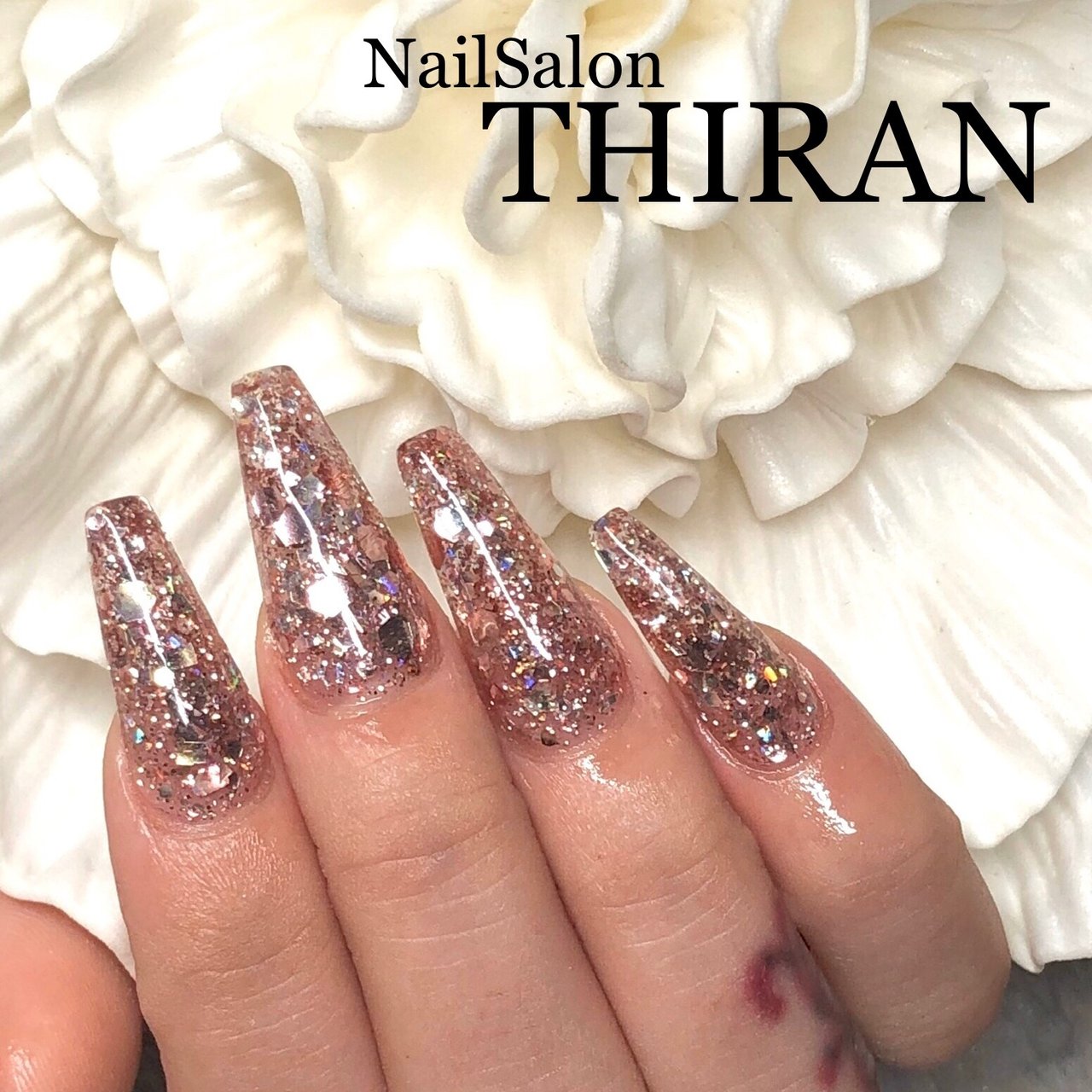 オールシーズン ハンド シンプル ホログラム ラメ Nailsalon Thiranのネイルデザイン No ネイルブック