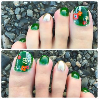 green&flower 和風nail 
ベースカラーにmioグリーン（3coins）
中指だけmioゴールド（3coins）をぬる
爪先と根元斜め対角で其々ゴールドのラインを　
3本づつ適当に描く（ラインの長さは階段状に）
花のネイルシール（赤の物と金の物は別シート共に100均）を適当に貼って完成
#ミディアム #ゴールド #フラワー #gold #浴衣 #セルフ #セルフネイル #簡単 #成人式 #和柄 #和風ネイル #マニキュア #nail #プチプラ #和柄ネイル #お正月 #フットネイル #フット #グリーン #green #レトロ #ネイルシール #100均ネイル #お正月 #成人式 #卒業式 #浴衣 #フット #フラワー #レトロ #和柄 #ミディアム #レッド #グリーン #ゴールド #マニキュア #セルフネイル #ネイルシール #10305 #ネイルブック
