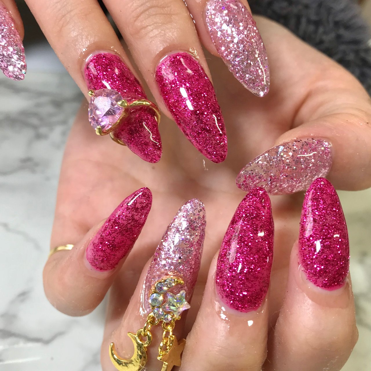 オールシーズン ラメ ワンカラー ビジュー ピンク Nail Room Amery のネイルデザイン No ネイルブック