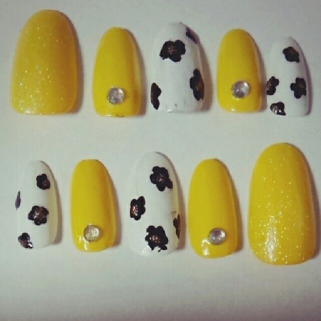 ハンド イエロー ブラック セルフネイル お豆ちゃんのネイルデザイン No ネイルブック
