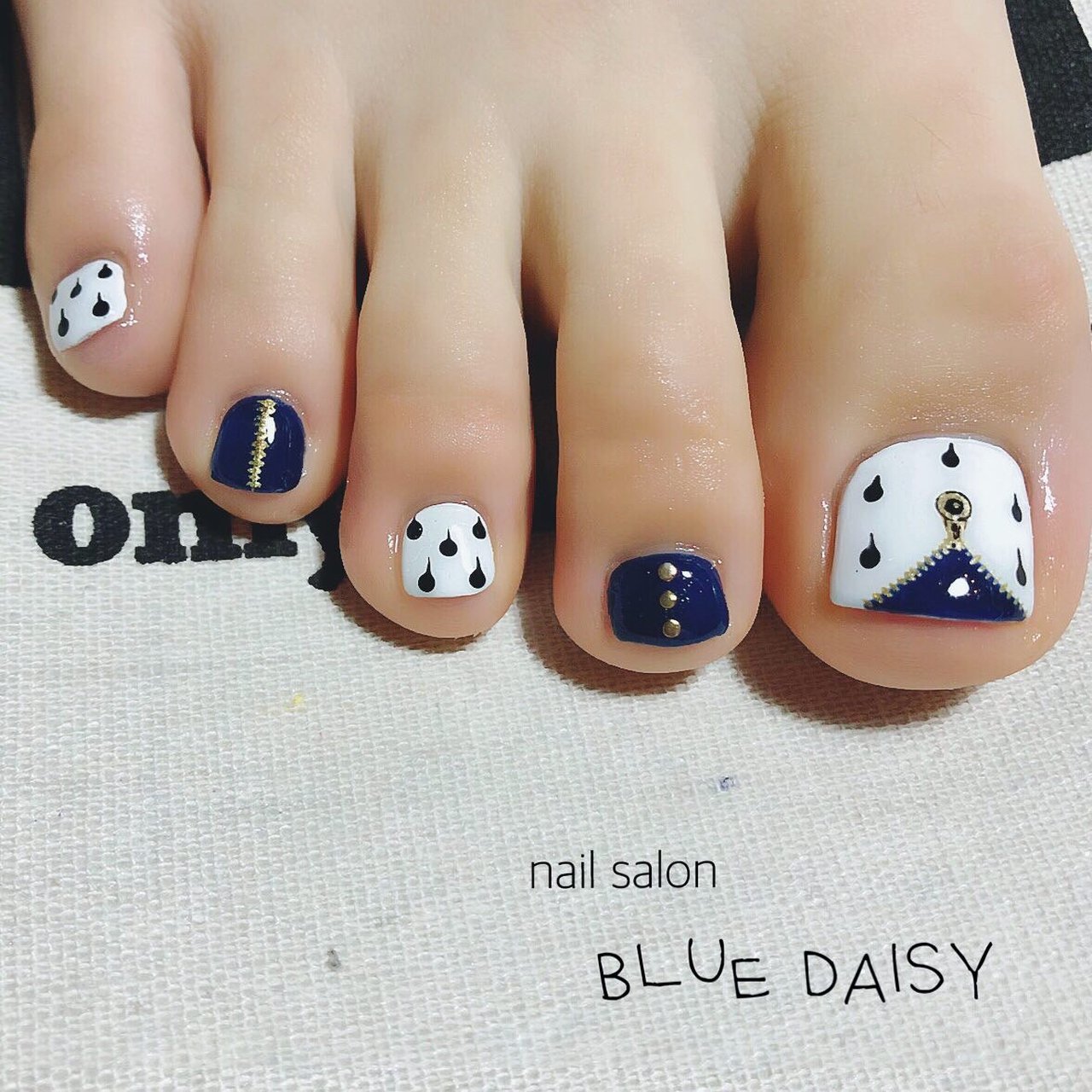 オールシーズン フット フレンチ ビジュー 痛ネイル Blue Daisyのネイルデザイン No ネイルブック