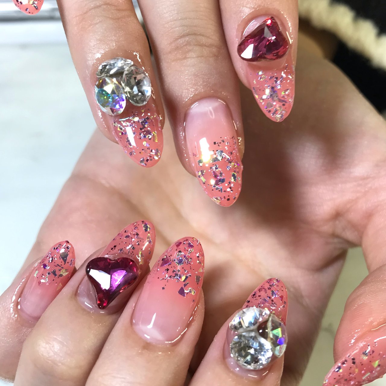 オールシーズン グラデーション ホログラム ラメ ビジュー Nail Room Amery のネイルデザイン No ネイルブック