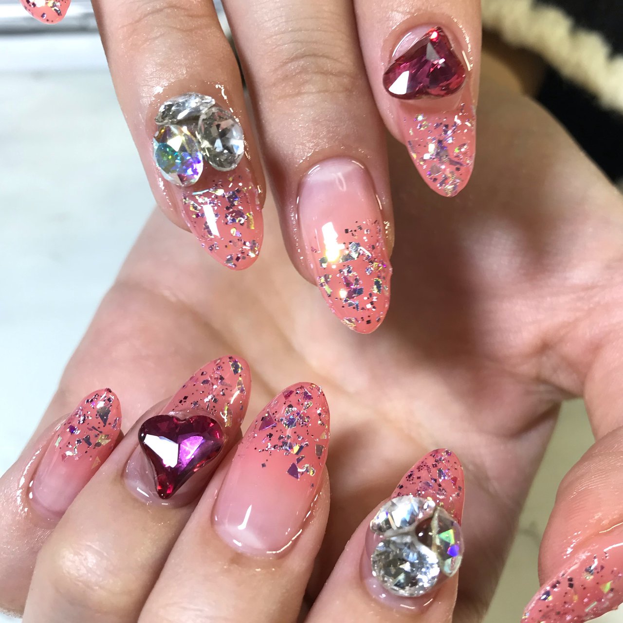 オールシーズン グラデーション ビジュー ホログラム ラメ Nail Room Amery のネイルデザイン No ネイルブック