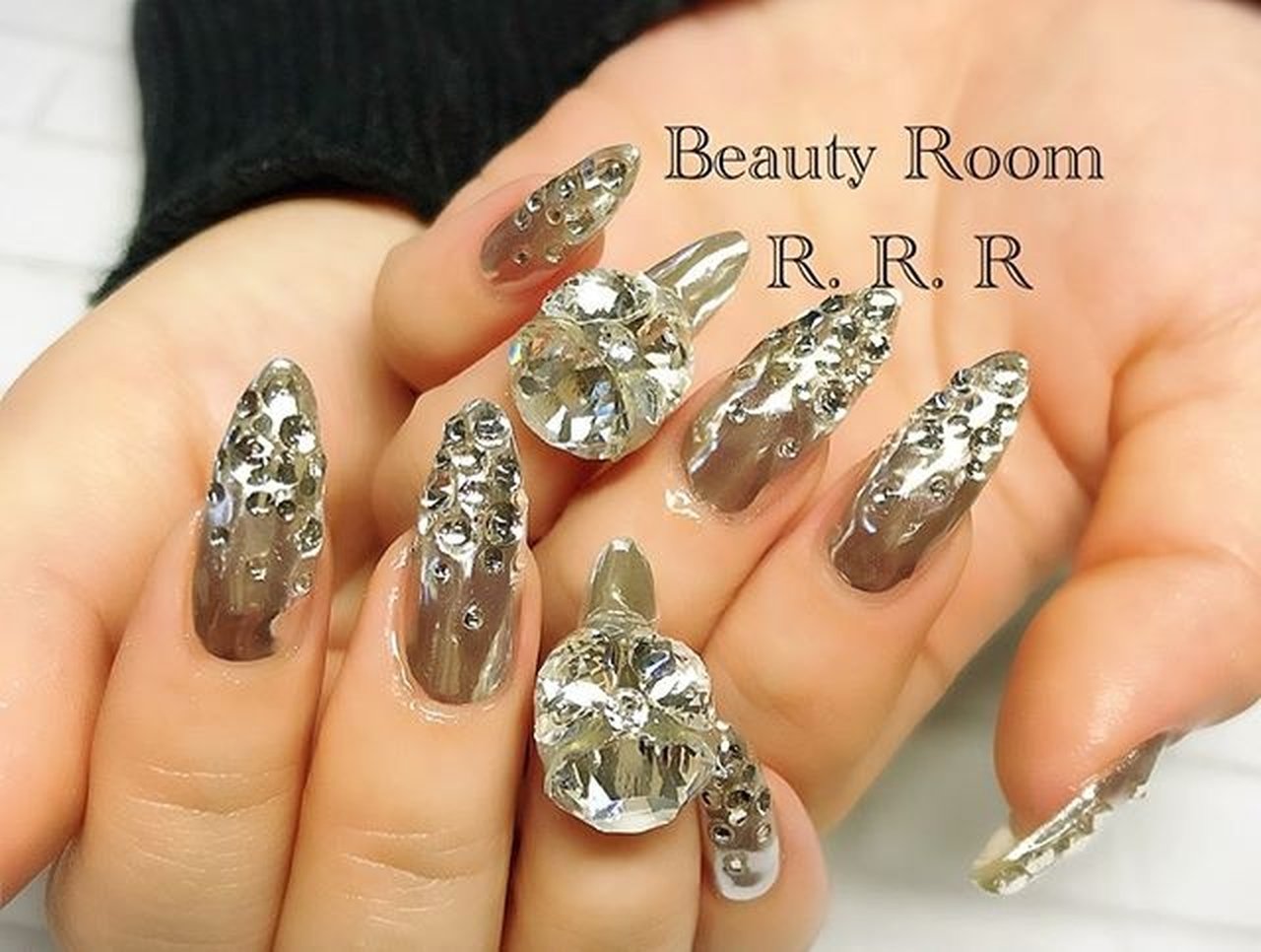 冬 ハンド ビジュー ミラー シルバー Beautyroom R R Rのネイルデザイン No ネイルブック