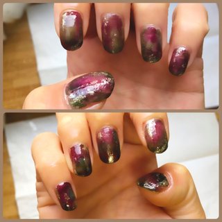 nuance nail liqueur nail（cando）の濡羽色、藍鉄色、
臙脂色、松葉色、小紫色、鳶色を
各指ランダムに置いてクリアマニキュアで
馴染ませる（一本ずつ仕上げる）
乾いたらmioゴールド（3coins）を
散らす感じでアバウトにのせる　完成。
（ベタ塗りではなく擦れた感じにしたかった
ので塗る前に筆をよく扱きマニキュアの量を
調節しました）　
#ニュアンス #ハンド #ミディアム #冬 #ラメ #グラデーション #ゴールド #秋 #nail #セルフネイル #ブラック #マニキュア #オトナネイル #プチプラ #gold #gradation #セルフ #100均ネイル #簡単 #リキュールネイル #秋 #冬 #ハロウィン #ハンド #グラデーション #タイダイ #ニュアンス #ミディアム #ネイビー #ボルドー #ブラック #マニキュア #セルフネイル #10305 #ネイルブック