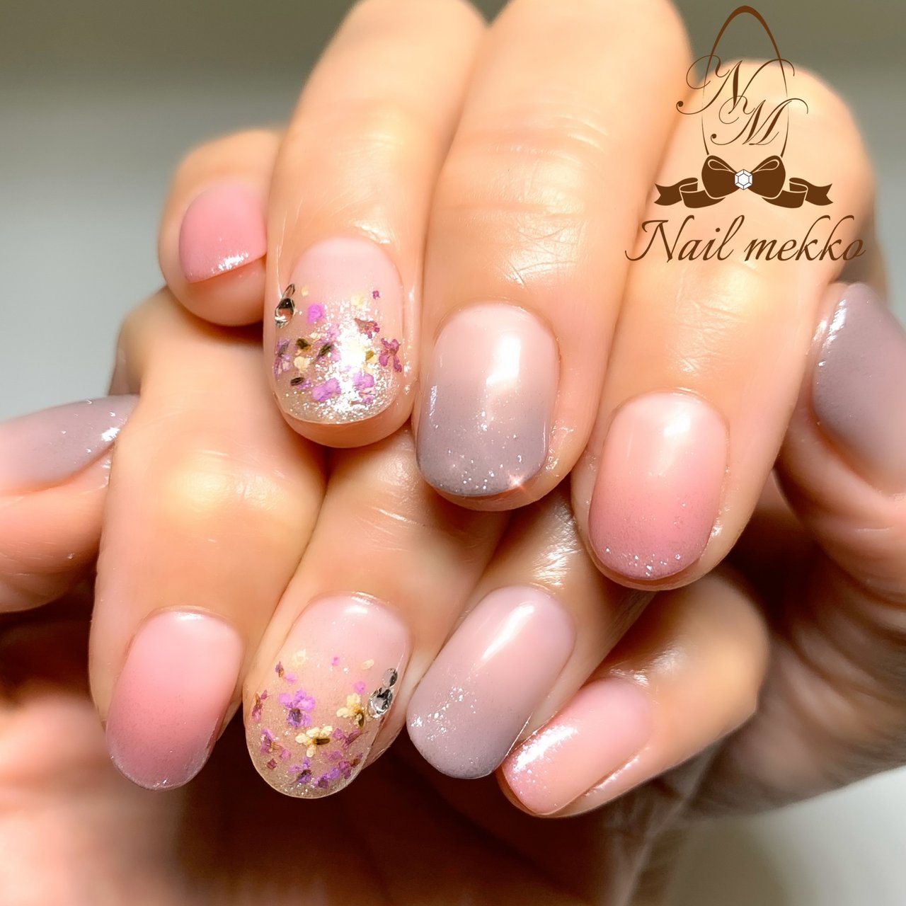 ハンド グラデーション ラメ ビジュー フラワー Nail Mekkoのネイルデザイン No ネイルブック