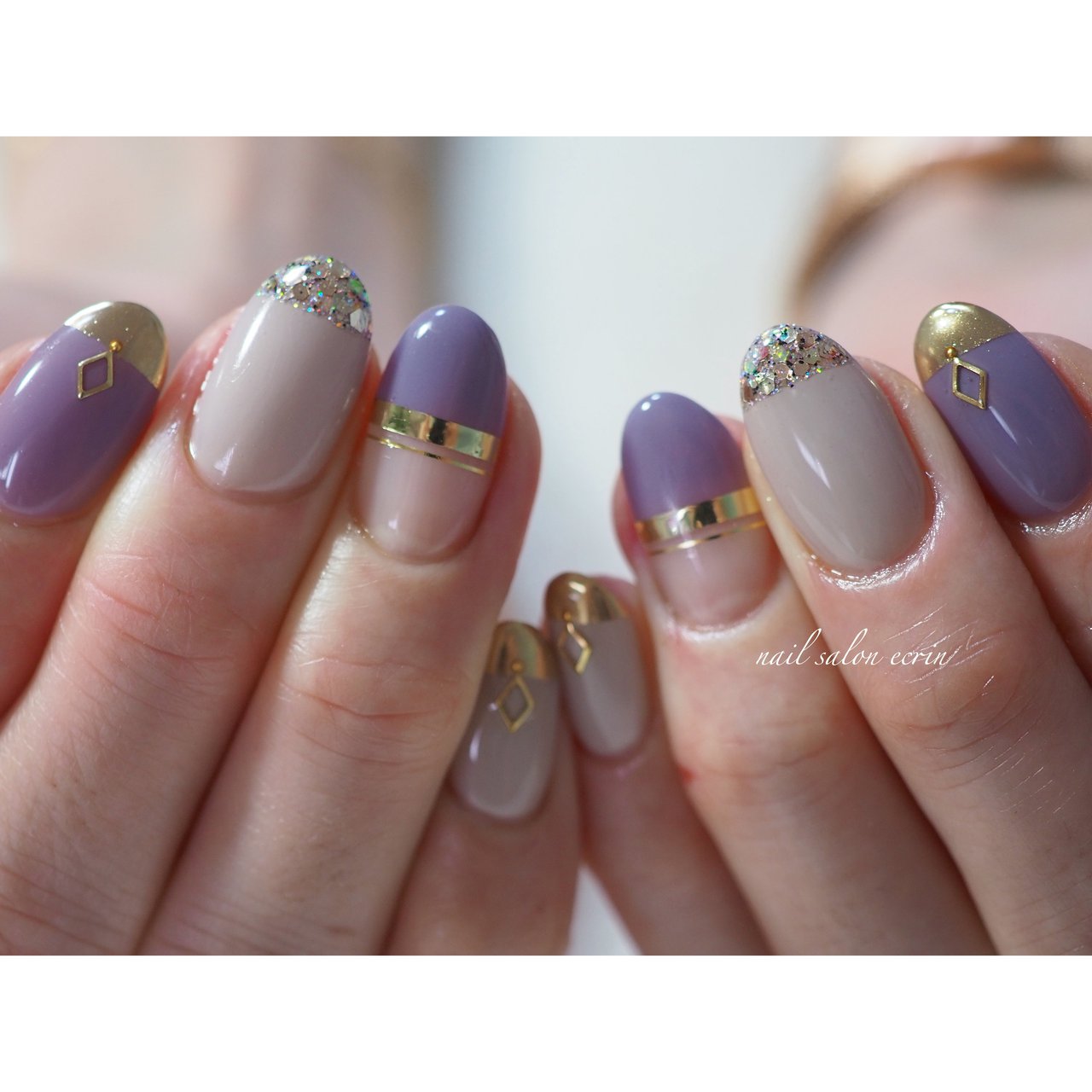 変形フレンチ ホログラム ミラー パープル グレージュ Nail Ecrinのネイルデザイン No ネイルブック