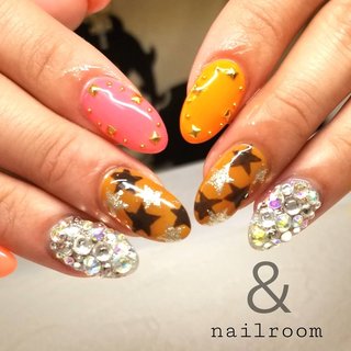 べっ甲を星風に꙳★*ﾟ 
スターがジワジワと
人気が出てきてます😊💓

キラキラ埋めつくしと
スタッズ詰め込み💓

#福井ネイル#ネイルサロン福井#アートし放題#ジェルネイル#ジェリップ取り扱い店#美爪#艶々ワンカラー#綺麗のお手伝いさせてください#nailroomand#お爪のお悩み解決します#kokoist#フットネイル#デコラティブネイル #秋 #冬 #オールシーズン #ハンド #ワンカラー #くりぬき #星 #タイダイ #べっ甲 #ミディアム #ピンク #オレンジ #イエロー #ジェルネイル #お客様 #nailroom ＆ #ネイルブック