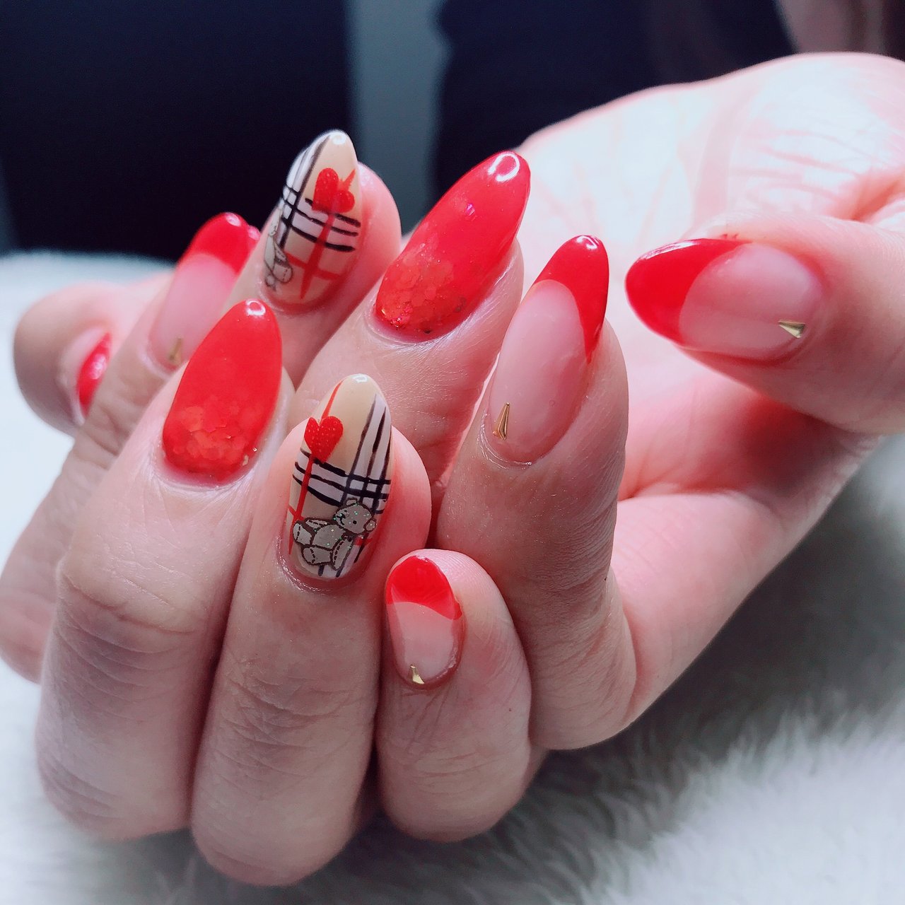 バレンタイン ハンド シンプル フレンチ ホログラム Nailsalon Sireneのネイルデザイン No 5041680 ネイルブック