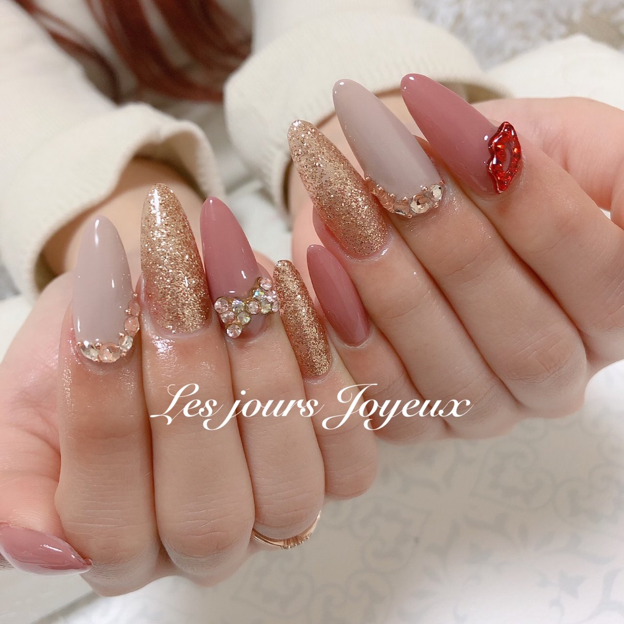 オールシーズン ビジュー ラメ ワンカラー ベージュ レ ジュール ジョワイユのネイルデザイン No ネイルブック