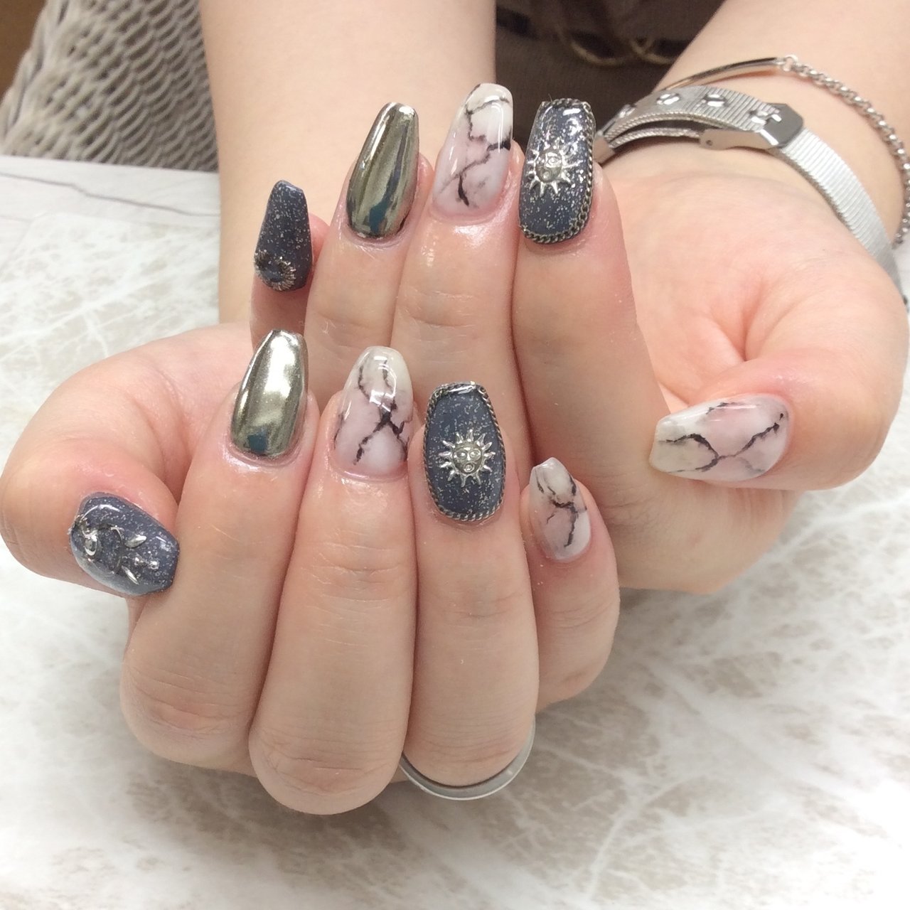 冬 ハンド ラメ 大理石 チェーン Nailsalon Daisyのネイルデザイン No ネイルブック