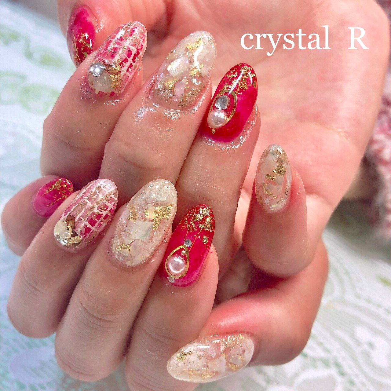 ホワイト レッド ゴールド ジェル Crystal R Nail Salon のネイルデザイン No ネイルブック