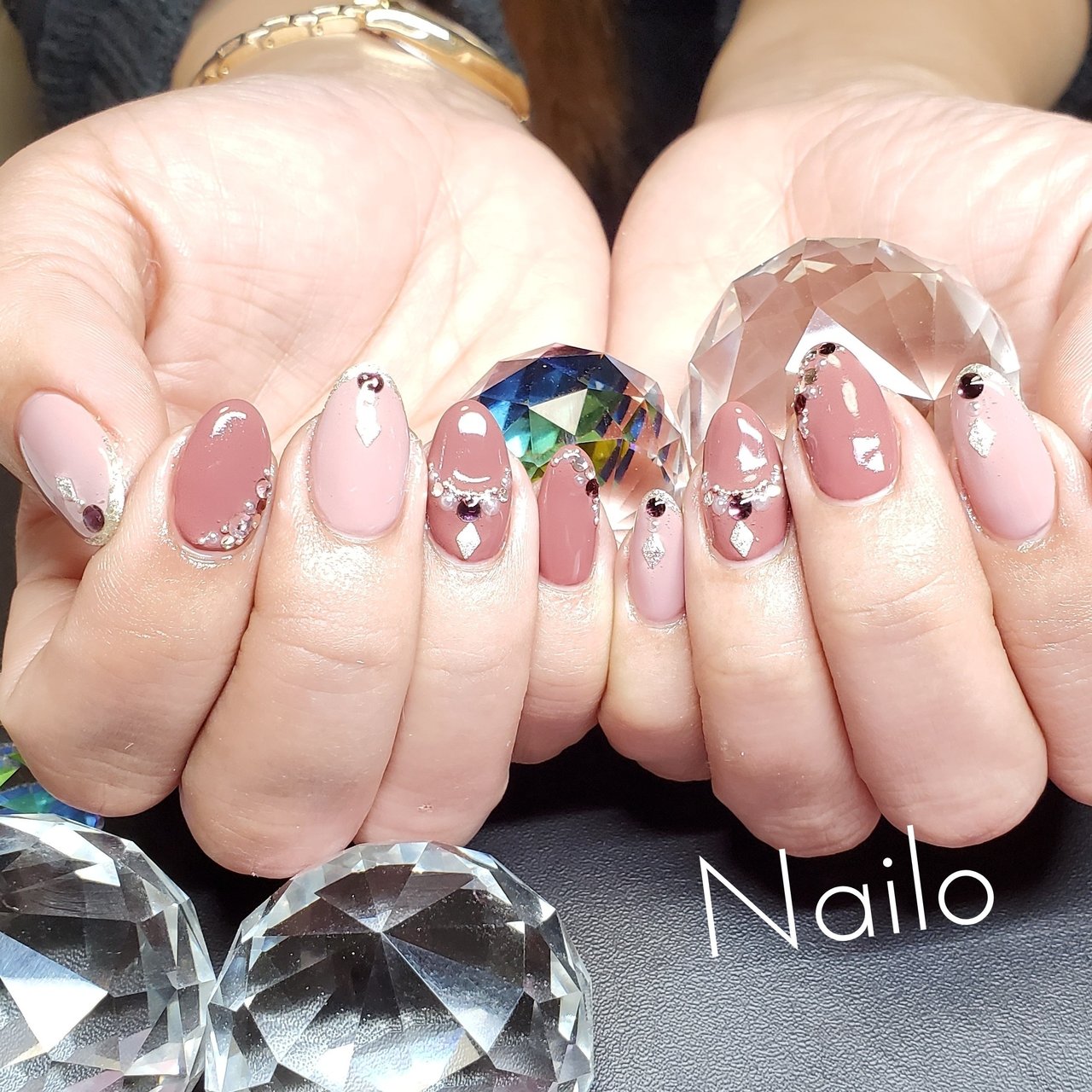 オールシーズン ワンカラー ビジュー ベージュ ピンク Nailsalon Nailoのネイルデザイン No ネイルブック