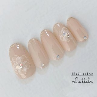 21年 新着順 ハンド ヌーディーベージュに大きなお花が派手すぎずシンプル過ぎずでオフィスワーカー女子に大人気 のネイルデザイン ネイルブック