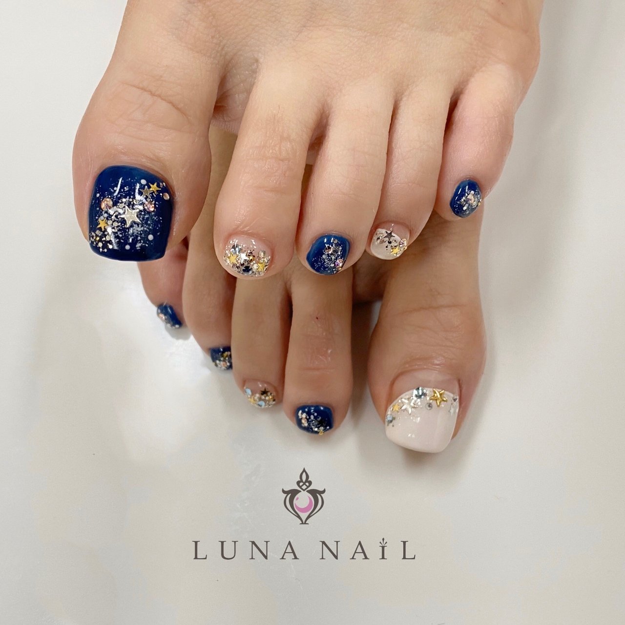 冬 クリスマス フット 変形フレンチ ホログラム Luna Nail のネイルデザイン No ネイルブック