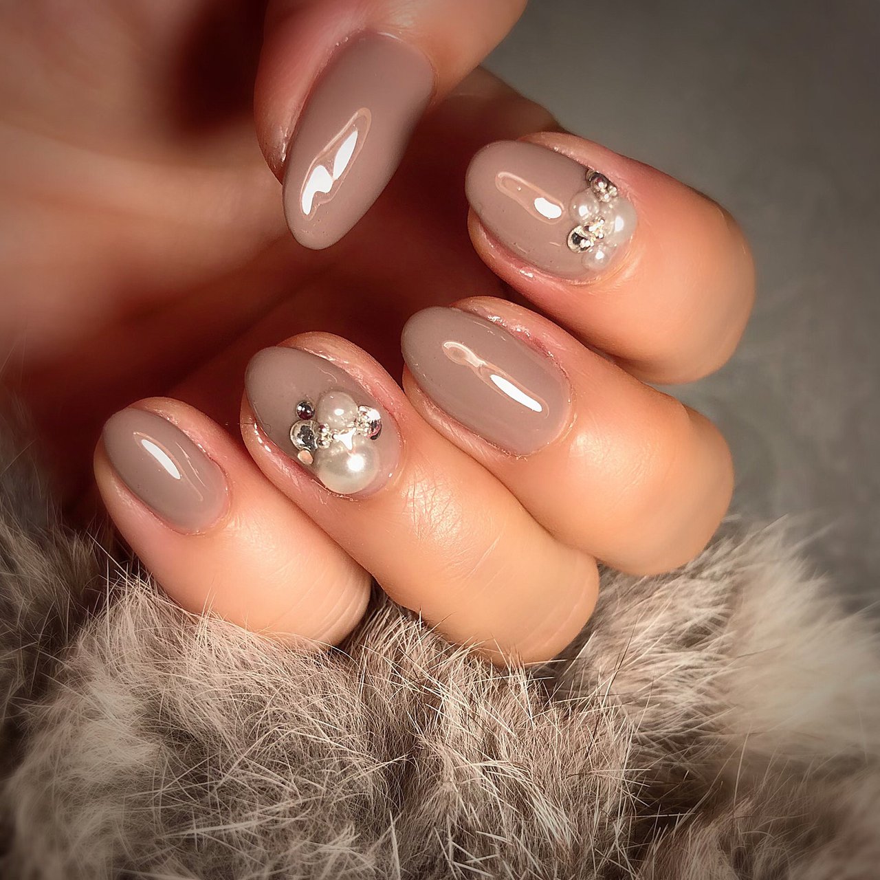 冬 ハンド ワンカラー ビジュー グレージュ レーヴネイルのネイルデザイン No ネイルブック