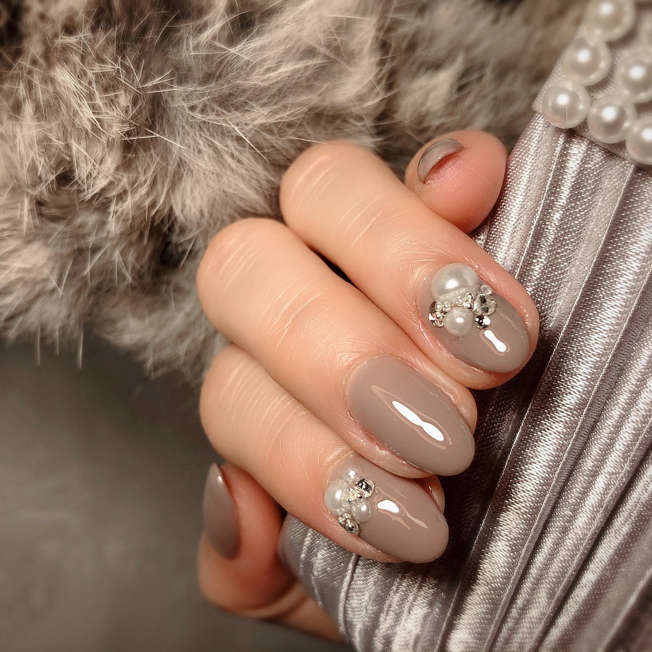 冬 ハンド ビジュー ワンカラー グレージュ Reve Nailのネイルデザイン No ネイルブック