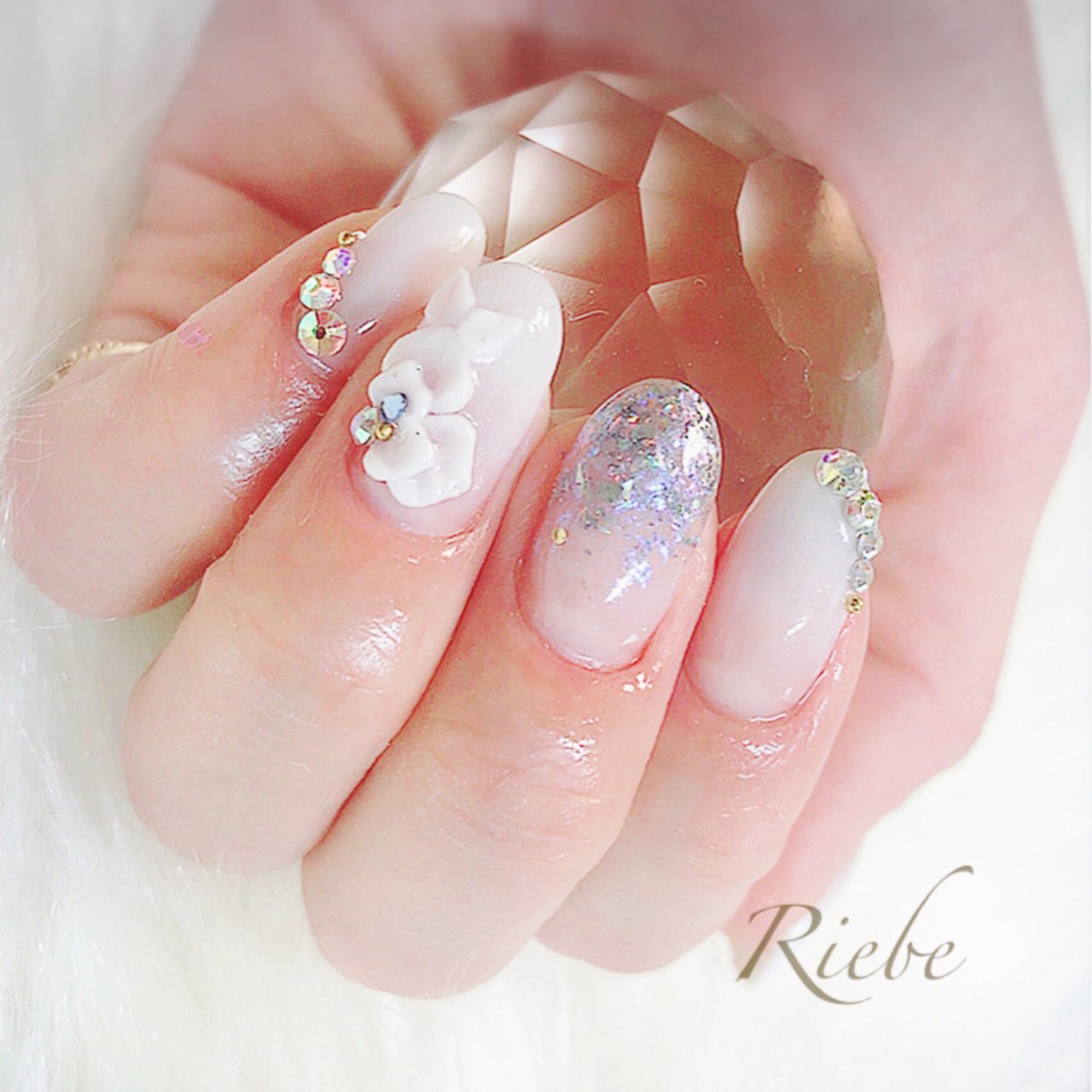 オールシーズン 成人式 卒業式 ブライダル ハンド Nail Salon Riebe リーヴェ のネイルデザイン No ネイル ブック