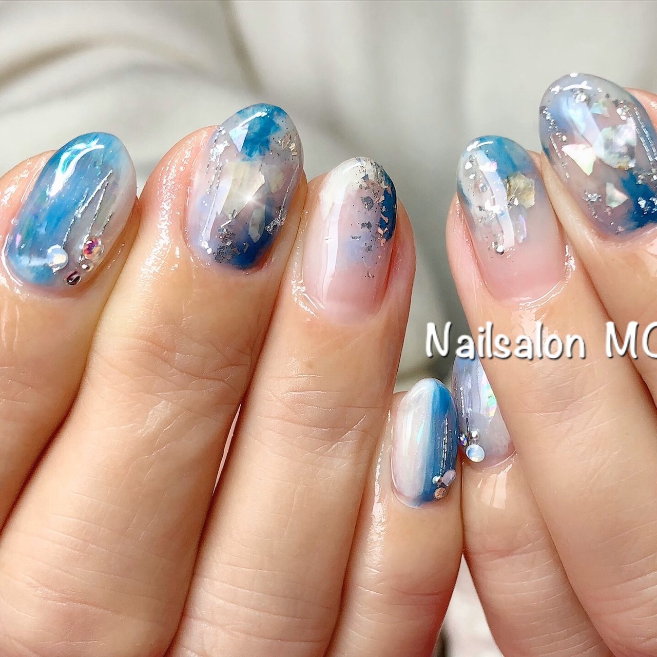 ハンド ラメ シェル ニュアンス 水色 Nailsalonmomoのネイルデザイン No ネイルブック