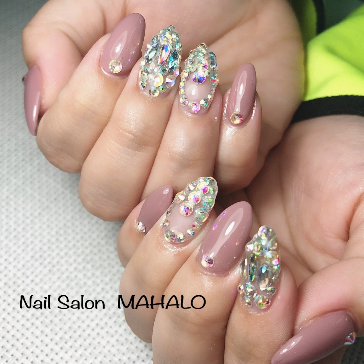 オールシーズン ハンド ビジュー ミディアム ベージュ Mahalo1101 Nailのネイルデザイン No ネイルブック