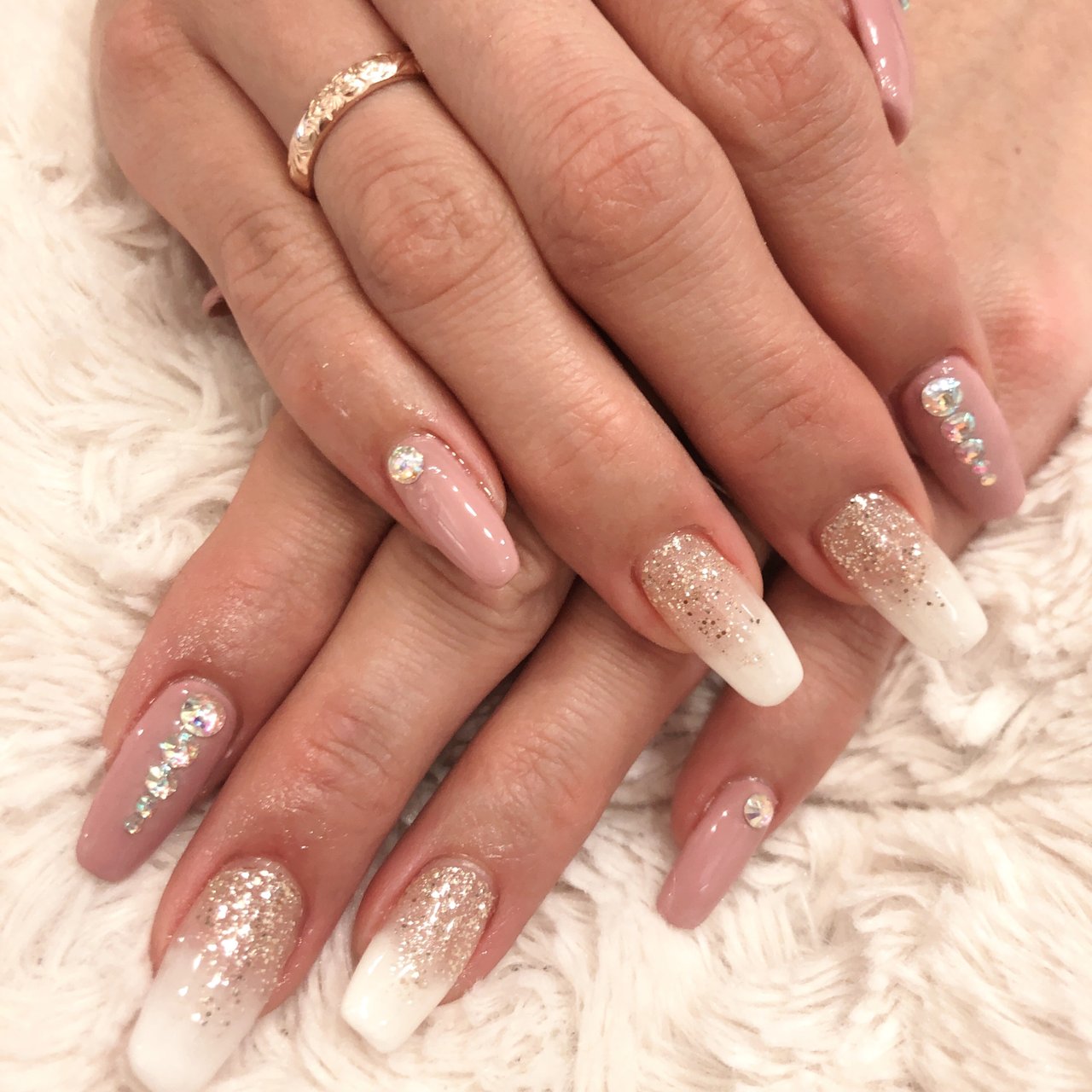 オールシーズン ハンド グラデーション ラメ ビジュー Nailsalonlilyのネイルデザイン No ネイルブック